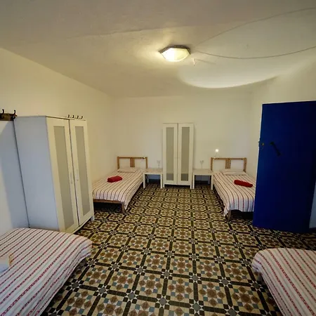 بيت شباب Sol Y Mar Surf Camp *